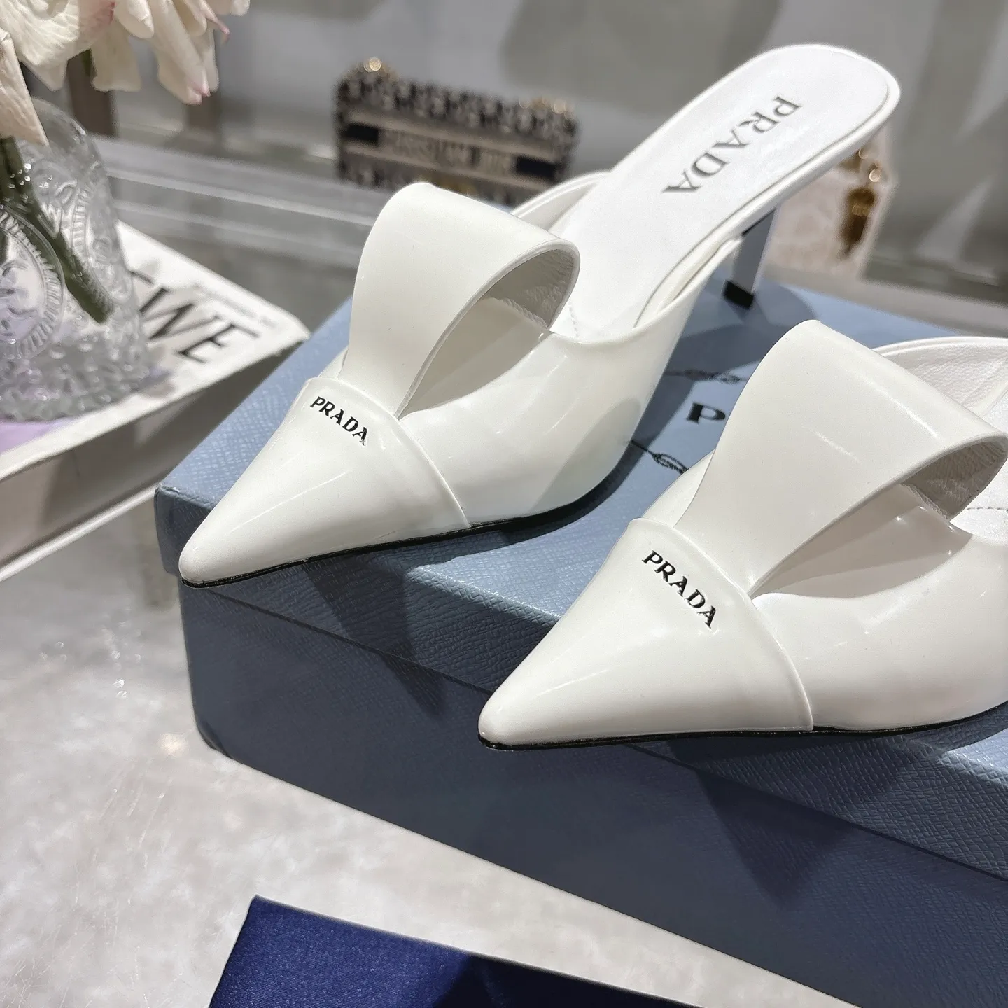 👟👟Ex-factory price 540👟👟 PRADA* Prada 25ss spring and summer new Mary Jane pointed-toe high-heeled shoes fashion shoes. Purchased from the original version and developed 1:1, perfect details, comfortable on the feet, can be matched with beautiful spring and summer clothes, exquisite and durable 🤩 ✔Upper: original open edge beaded cowhide ✔Inner lining: sheepskin ✔Outsole: Italian leather outsole ✔Heel height: 5.5cm, 7.5cm ✔Number of yards: 35-40 (41 can be customized and non-refundable) ✔Packaging: original full set of packaging